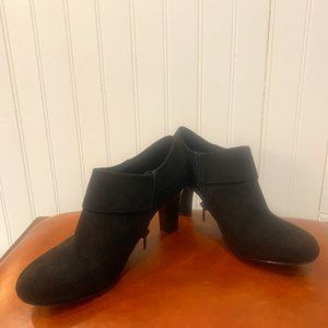 Amelia Grace, Women's Black Suede Heels, Size 9